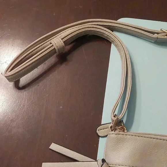 NWT Vegan Light Grey Crossbody Purse - Picture 3 of 6